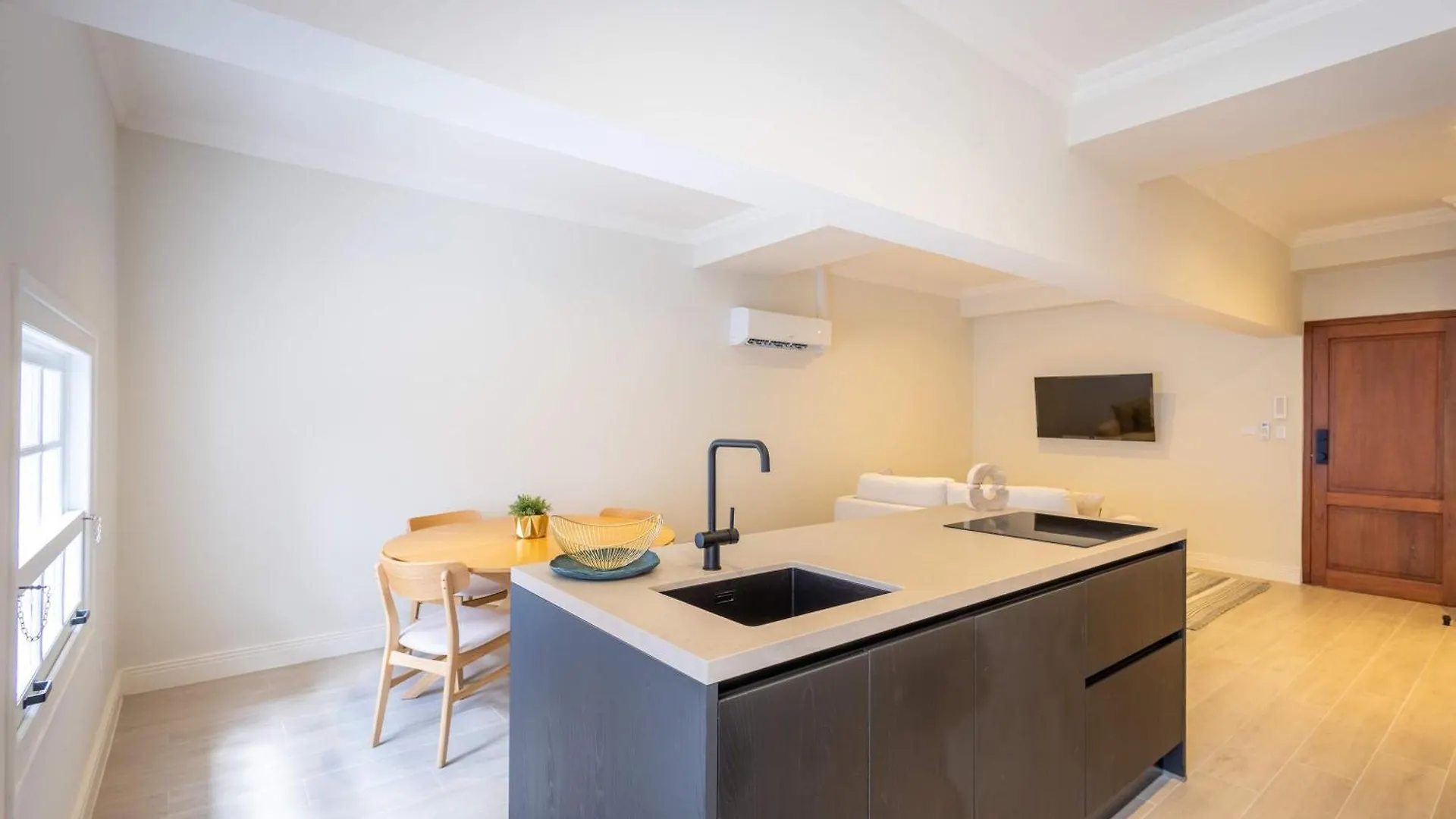 Broadway Apartments - Chic & Stylish Urban Stays Willemstad
